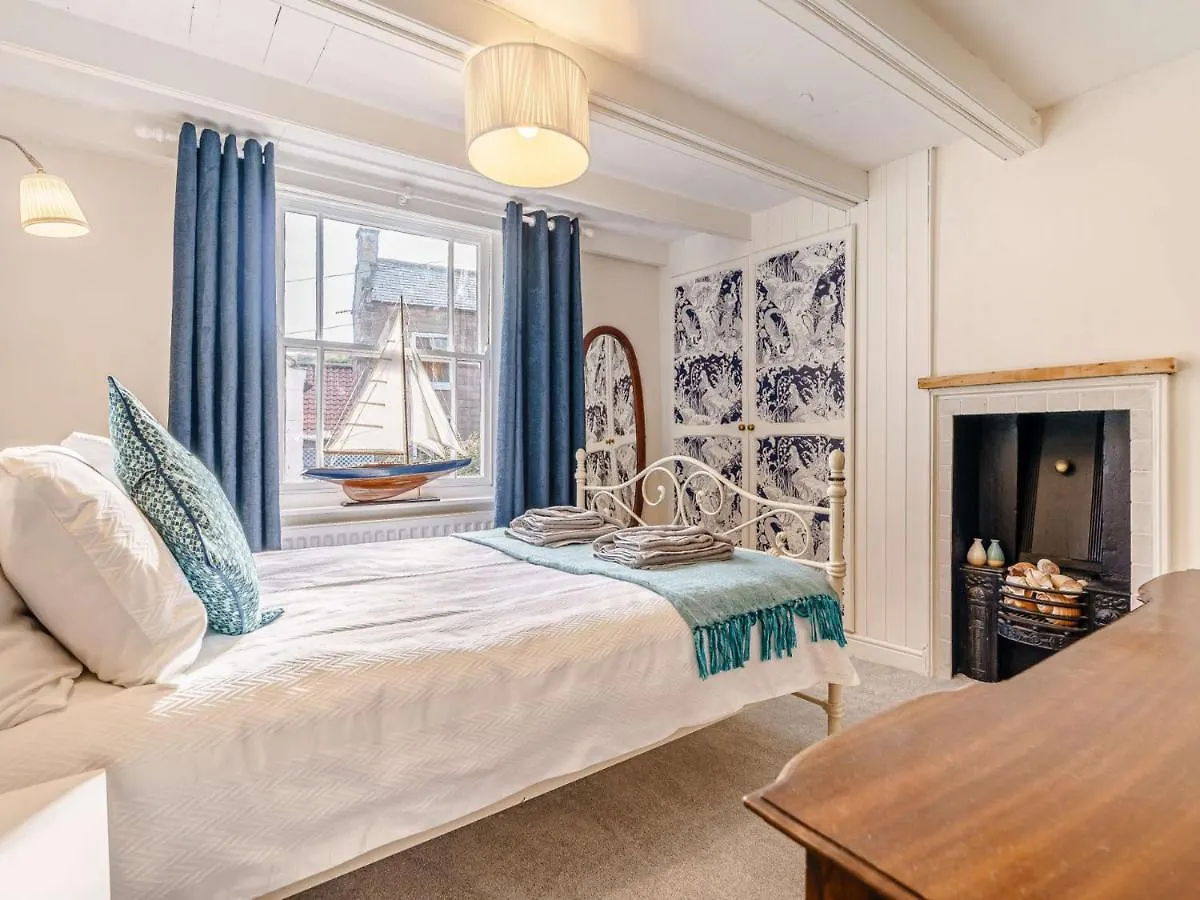 3 Bed In Robin Hoods Bay 89568 *