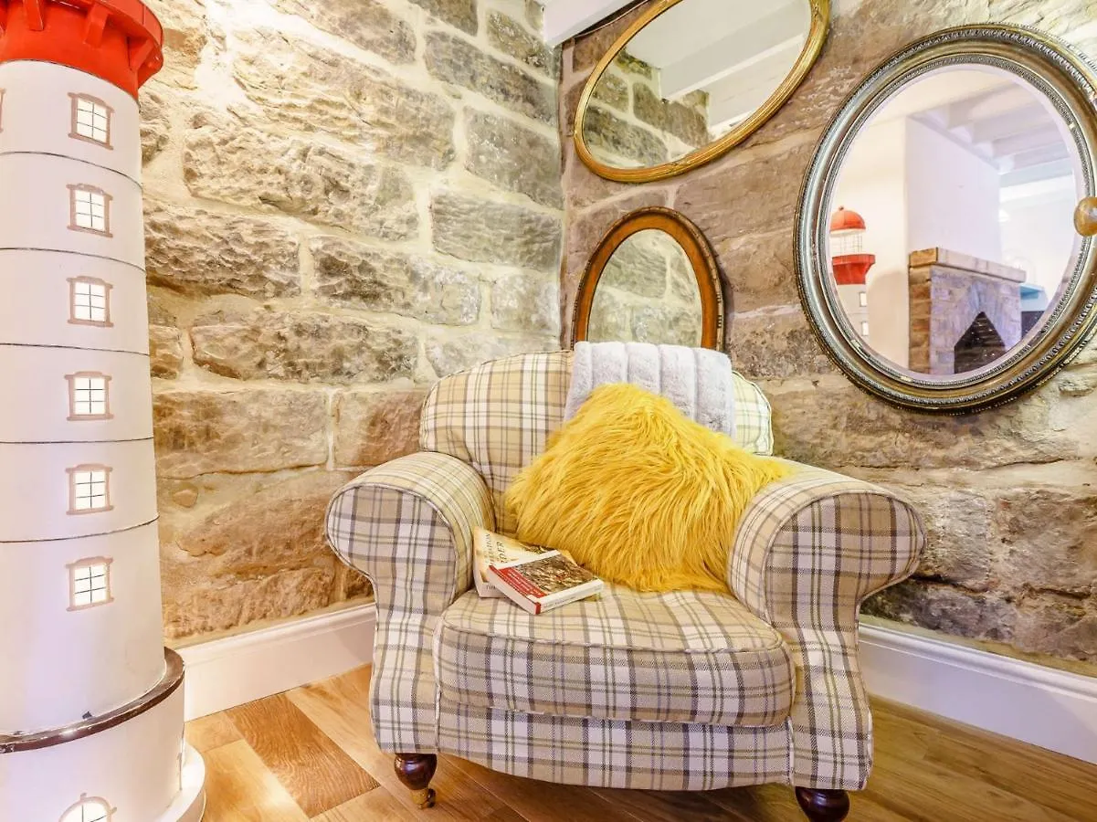 3 Bed In Robin Hoods Bay 89568 *