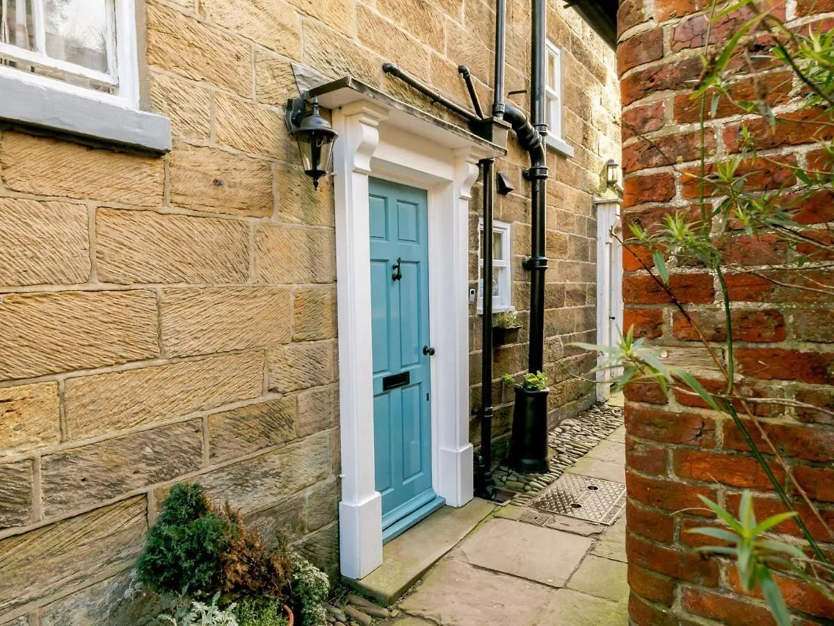 2 Bed In Robin Hoods Bay 87059 Holiday home *