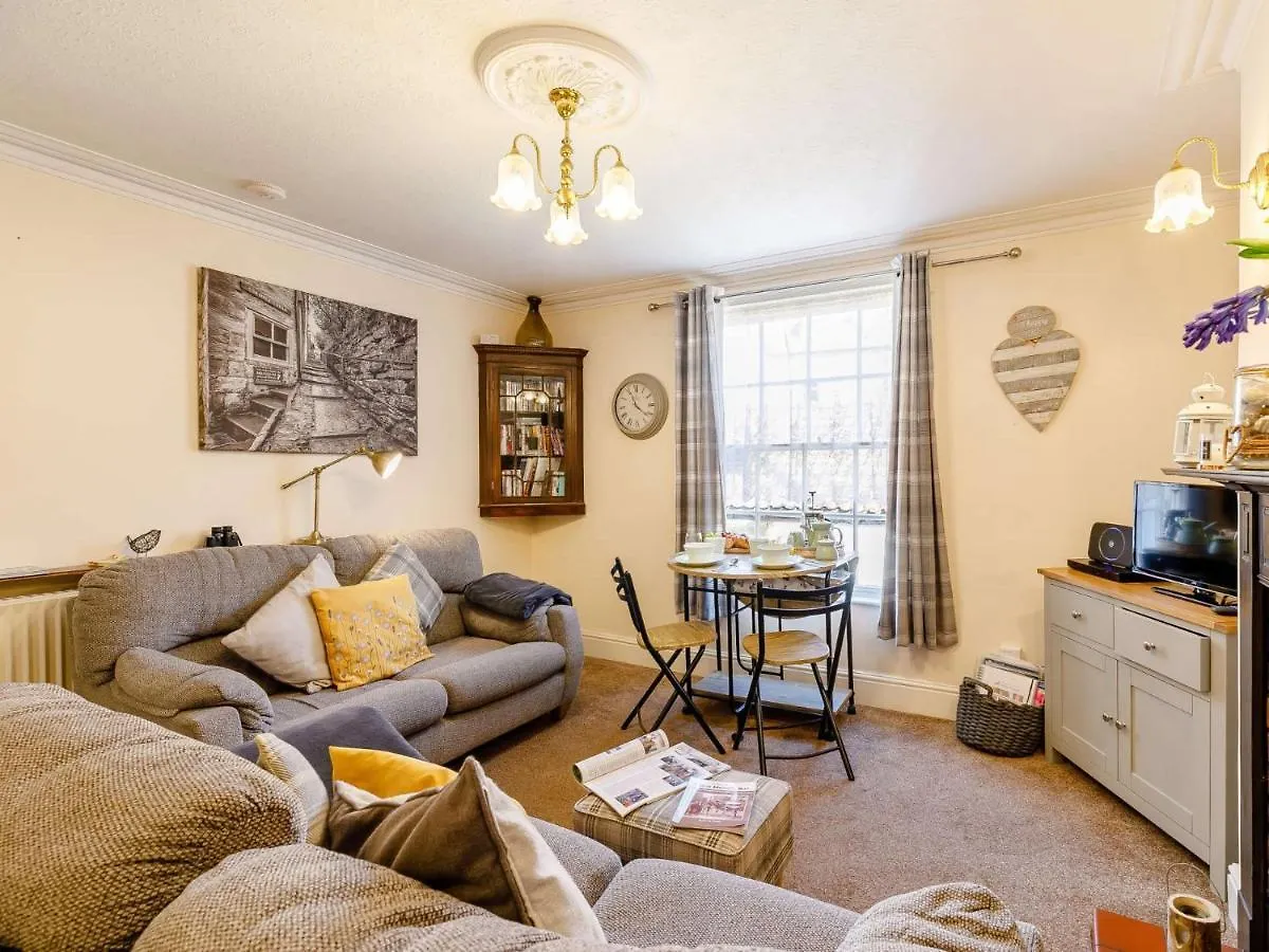 2 Bed In Robin Hoods Bay 87059 Holiday home *