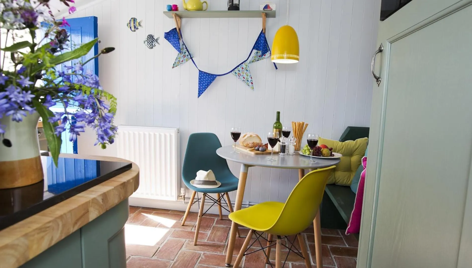 2 Bed In Robin Hoods Bay G0085 *