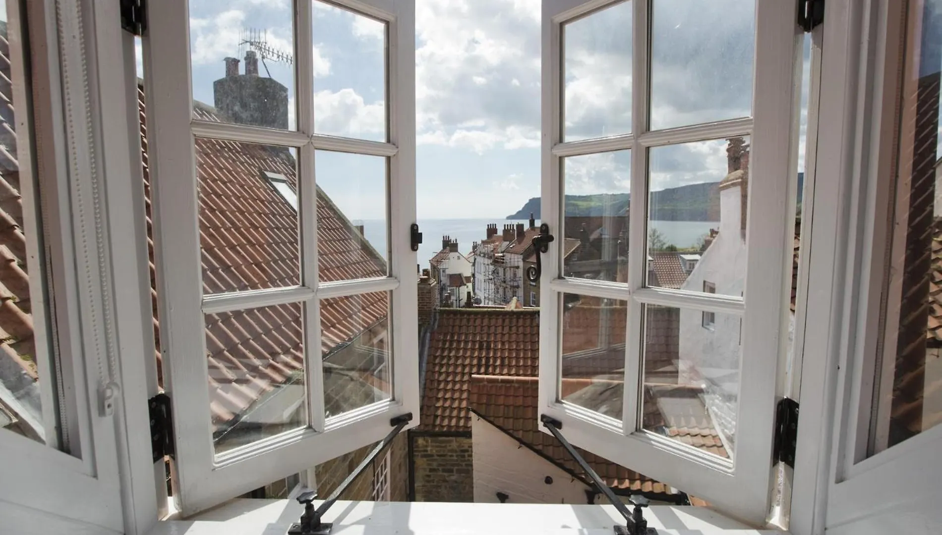 2 Bed In Robin Hoods Bay G0085 *