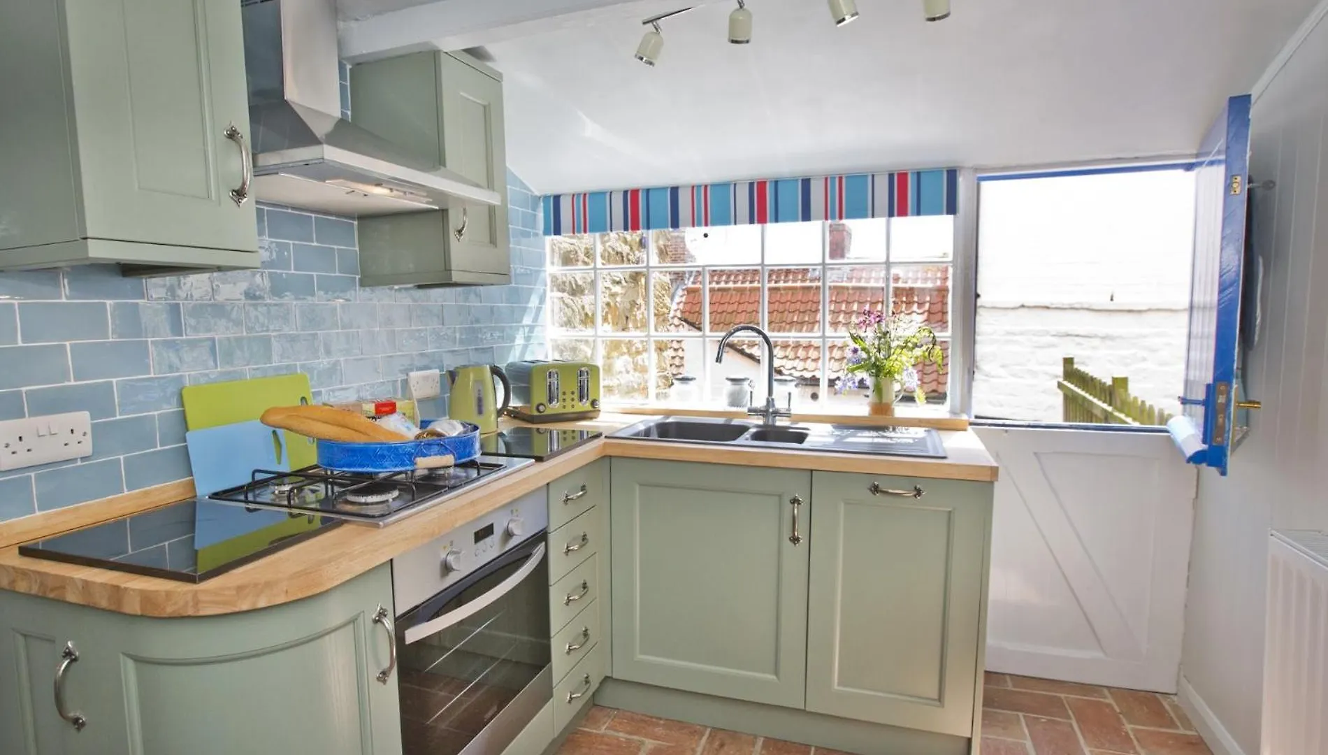 2 Bed In Robin Hoods Bay G0085