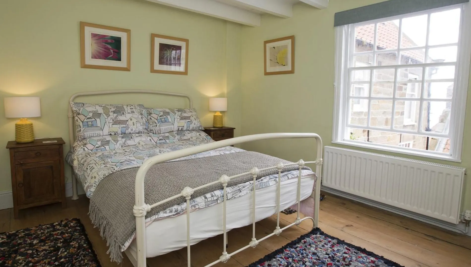 2 Bed In Robin Hoods Bay G0085 *