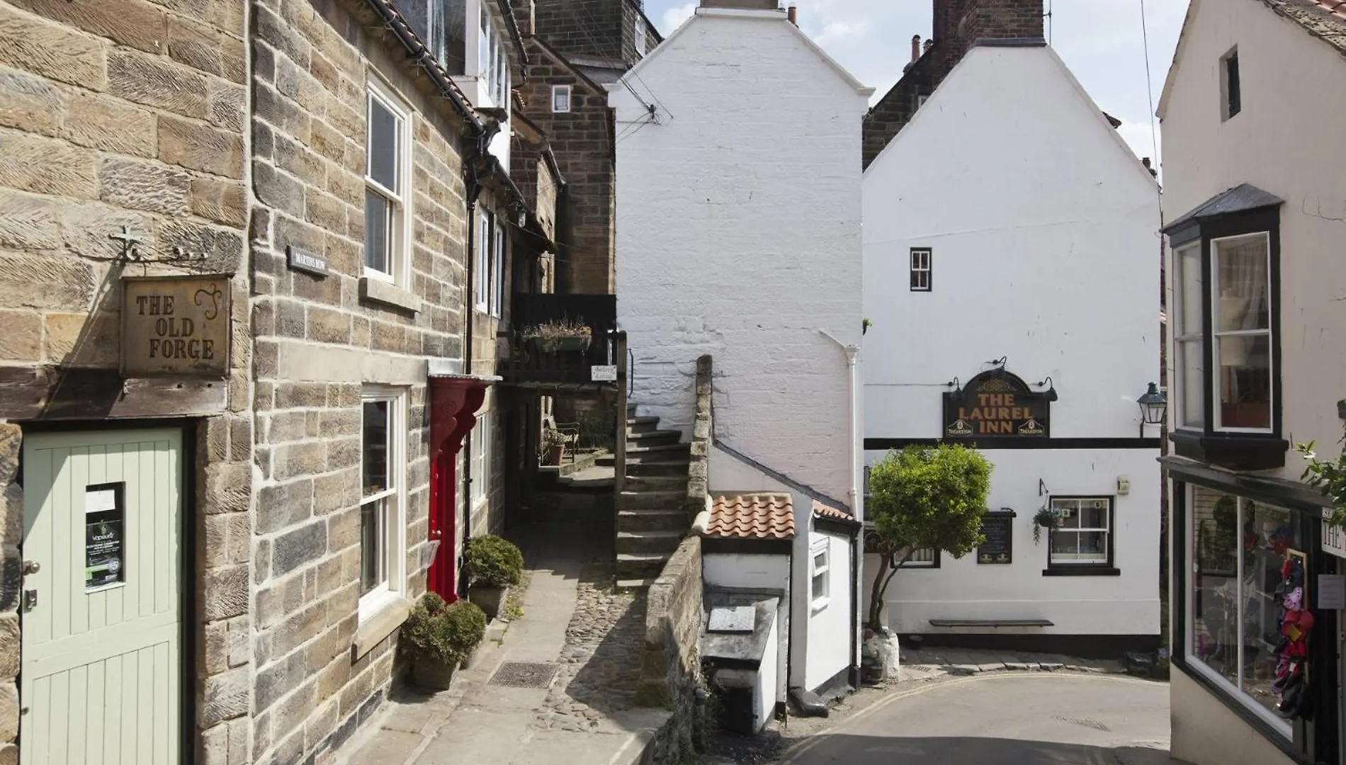 4 Bed In Robin Hoods Bay G0003