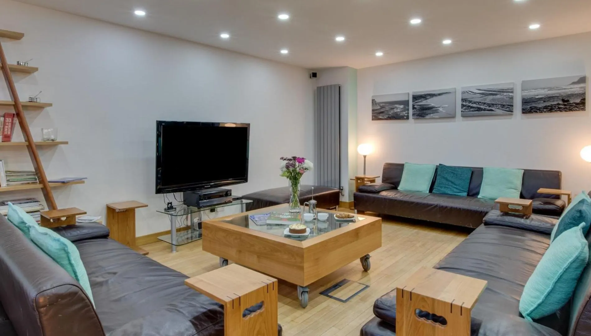 4 Bed In Robin Hoods Bay G0003
