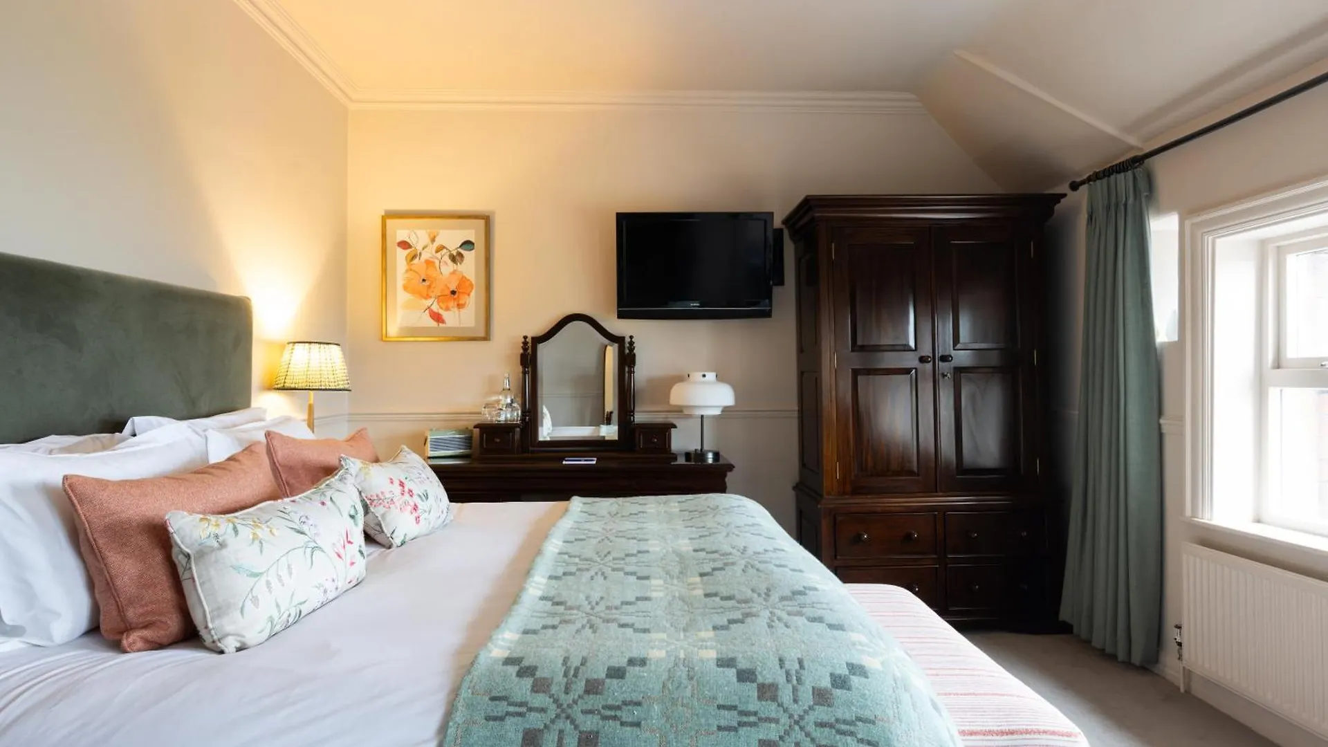 Victoria Hotel 4*