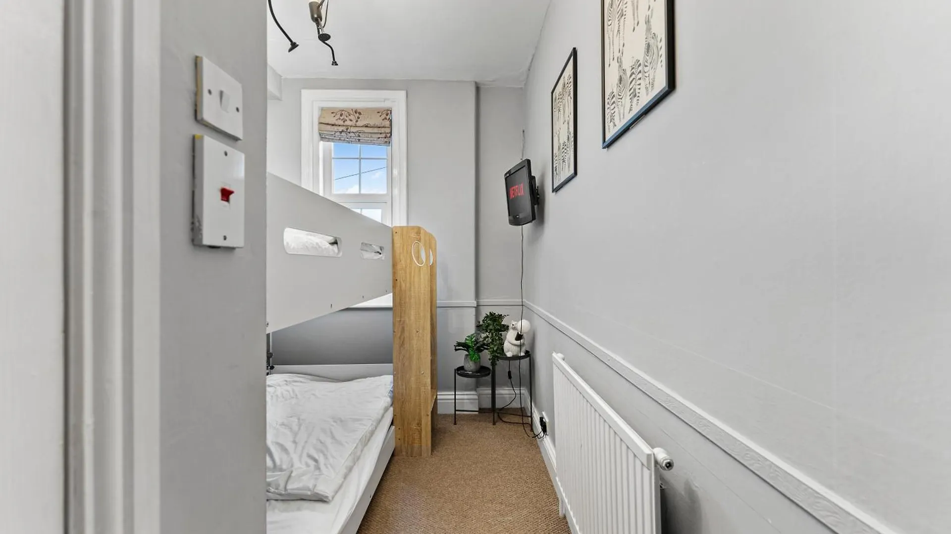 Georgian Gem Of Robin Hoods Bay - Hot-Tub - Pets Holiday home *