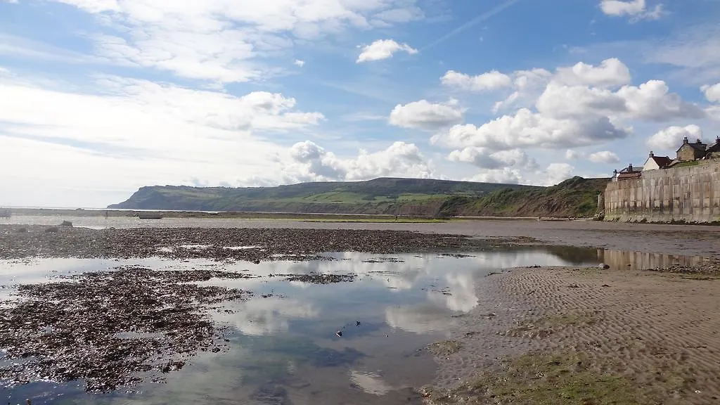 Alpha - 2 Bedrooms, Walk To Beach Robin Hood's Bay