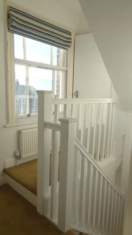 Alpha - 2 Bedrooms, Walk To Beach Holiday home Robin Hood's Bay