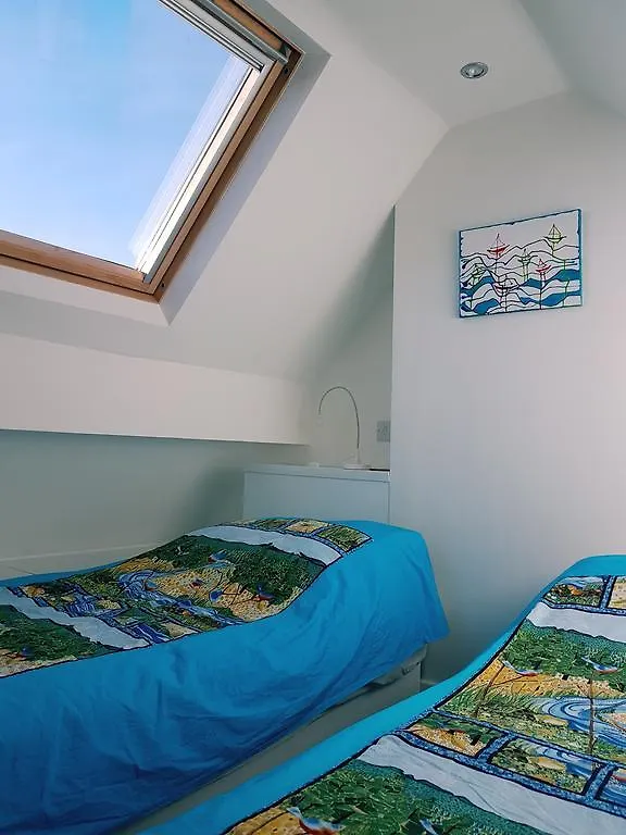 Alpha - 2 Bedrooms, Walk To Beach