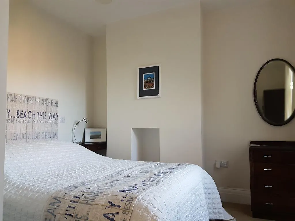 Alpha - 2 Bedrooms, Walk To Beach Robin Hood's Bay