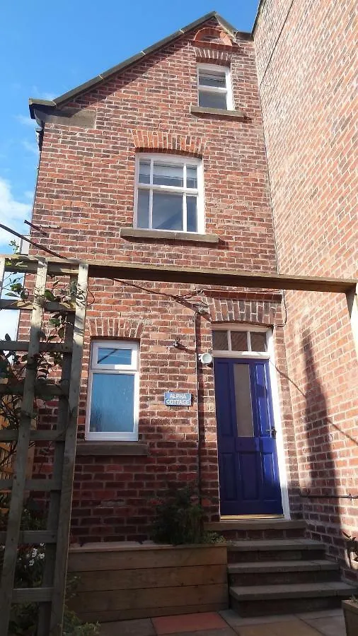 Alpha - 2 Bedrooms, Walk To Beach * Robin Hood's Bay