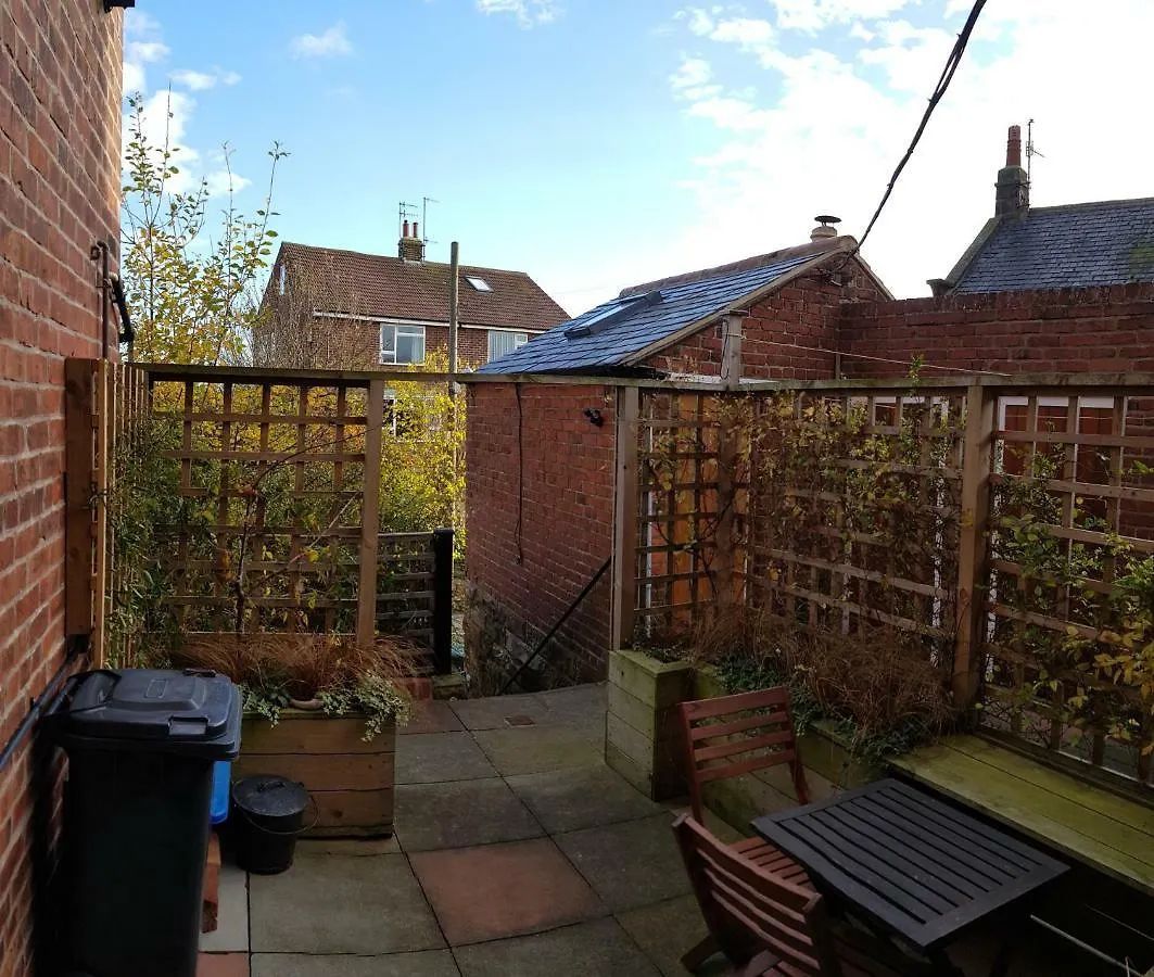 Alpha - 2 Bedrooms, Walk To Beach Robin Hood's Bay