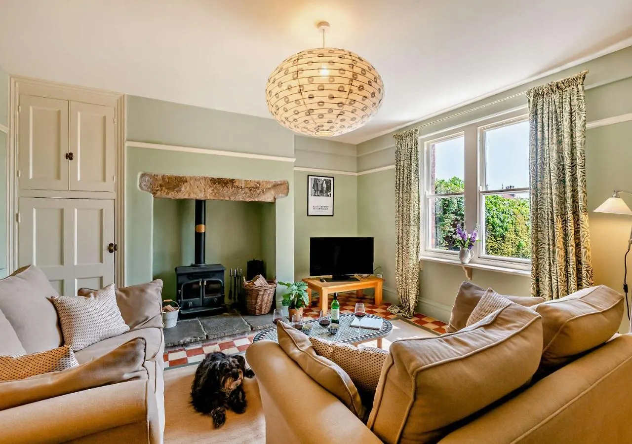Inglenook - Fylingthorpe *